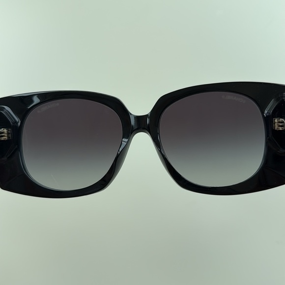 CHANEL Elegant Black Sunglasses